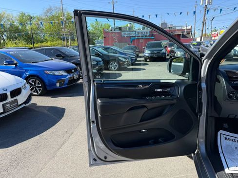 Used 2015 Dodge Grand Caravan SXT image 18