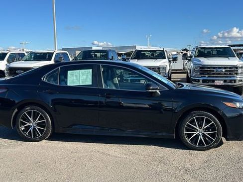 Used 2024 Toyota Camry SE image 2