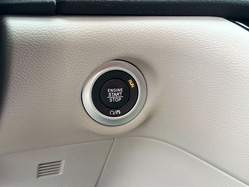 Used 2023 Chrysler Pacifica Touring-L FWD image 9