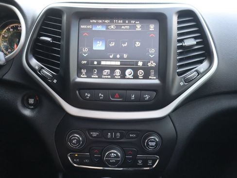 Used 2017 Jeep Cherokee Trailhawk AWD/4WD image 35