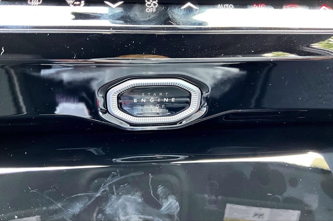 New 2027 Jeep Grand Cherokee Altitude AWD/4WD image 17