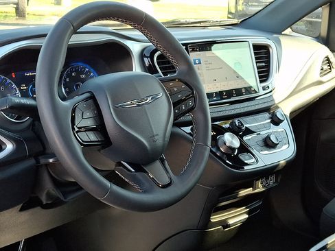 Used 2023 Chrysler Pacifica Touring FWD image 16