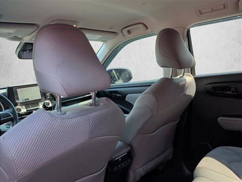 Used 2023 Toyota Highlander LE FWD image 19