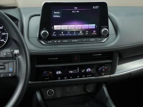 Used 2023 Nissan Rogue SV image 16