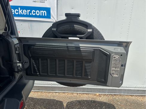 Used 2022 Jeep Wrangler Unlimited Sahara AWD/4WD image 33