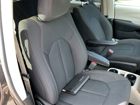 Used 2018 Chrysler Pacifica L FWD image 26