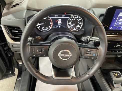 Used 2023 Nissan Rogue SL w/ SL Premium Package image 18