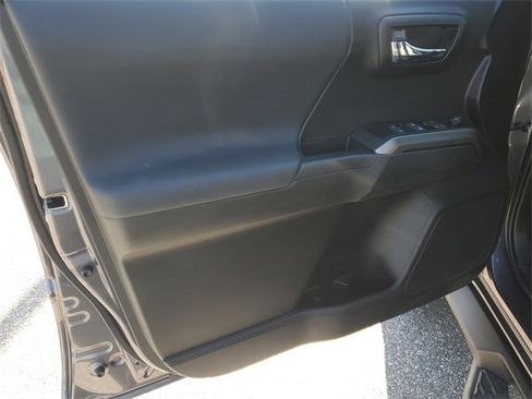 Used 2022 Toyota Tacoma TRD Sport image 19