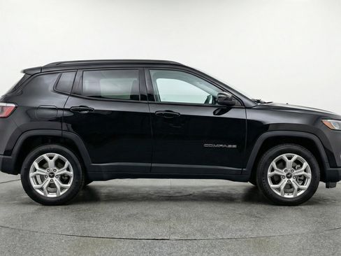 Used 2025 Jeep Compass Latitude image 11