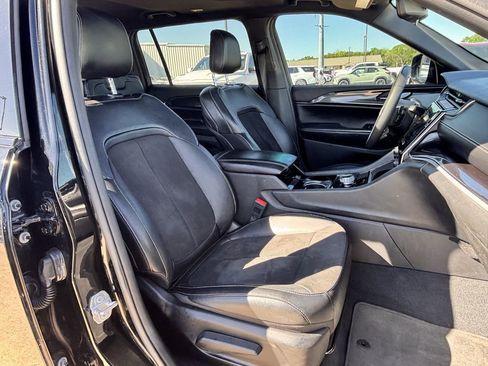 Used 2023 Jeep Grand Cherokee L Laredo image 28