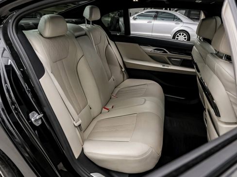 Used 2018 BMW 750i image 33