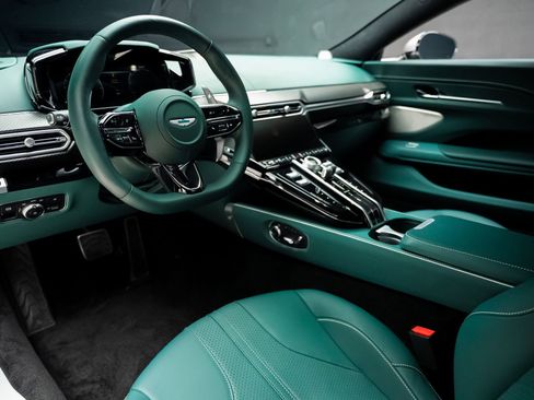 Used 2025 Aston Martin V8 Vantage Coupe RWD image 2