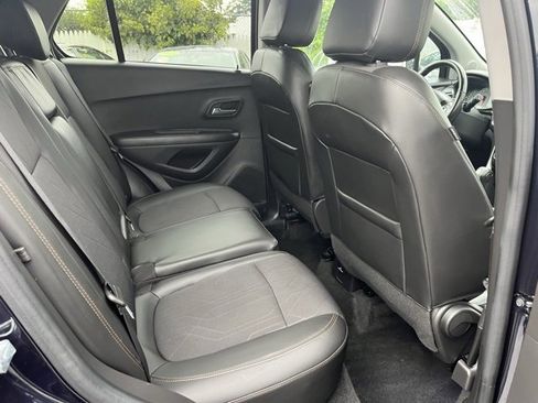 Used 2022 Chevrolet Trax LT w/ LT Convenience Package image 12