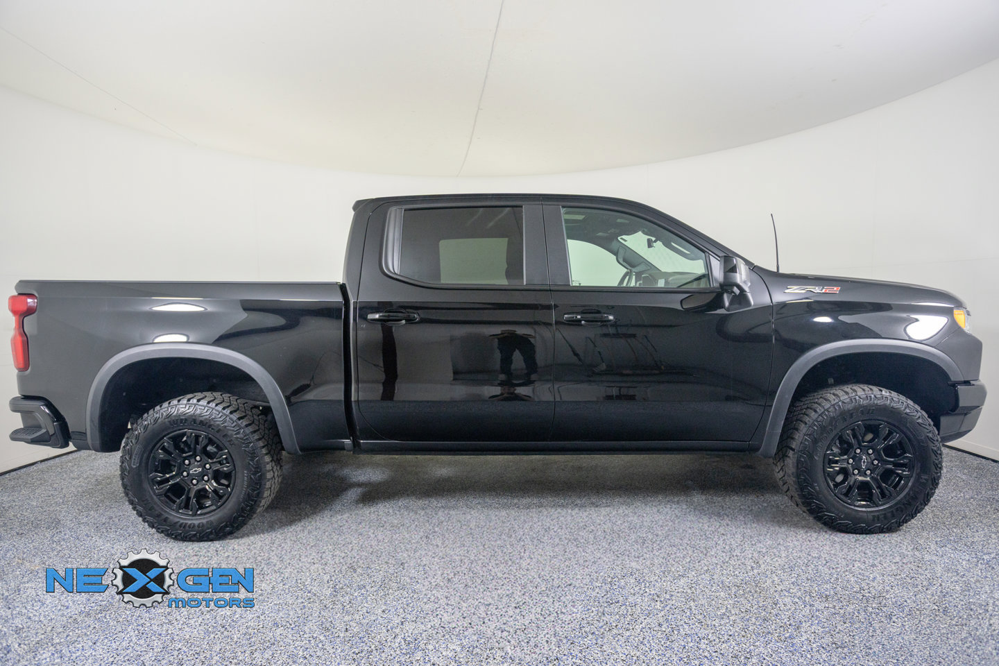 Used 2025 Chevrolet Silverado 1500 ZR2 w/ Technology Package AWD/4WD image 9