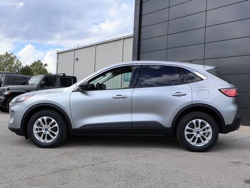 Used 2022 Ford Escape SE image 2