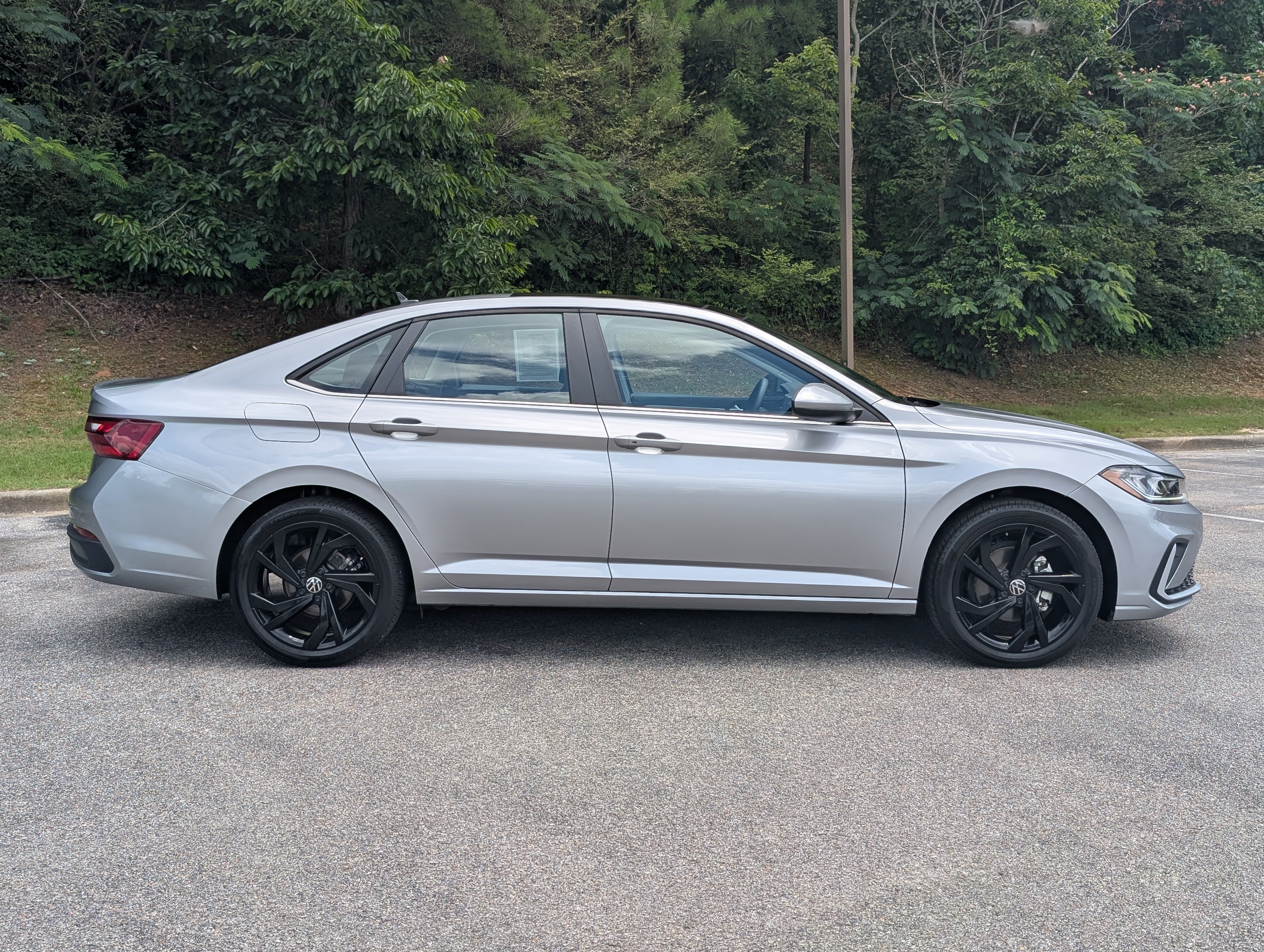 Used 2025 Volkswagen Jetta SE w/ Sunroof Package FWD image 10