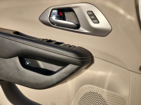 Used 2022 Chrysler Pacifica Touring-L image 14