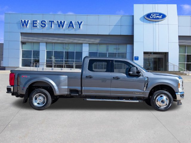 Used 2026 Ford F350 4x4 Crew Cab DRW Super Duty image 2