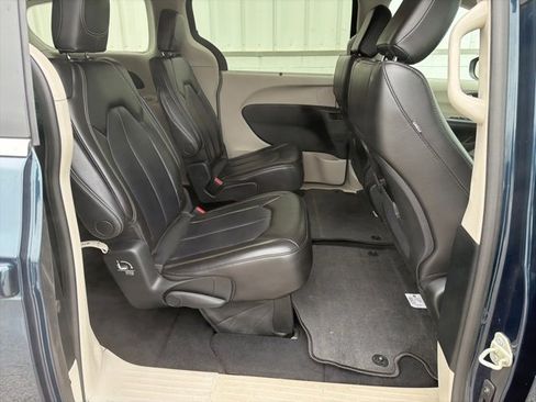 Used 2023 Chrysler Pacifica Touring-L image 32
