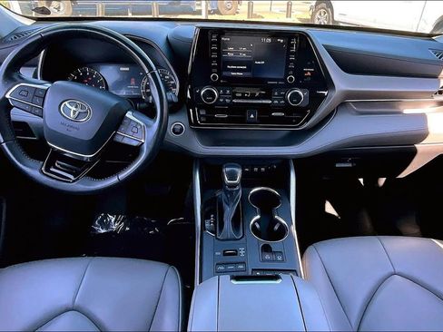 Used 2021 Toyota Highlander XLE image 7