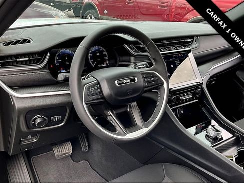 Used 2025 Jeep Grand Cherokee L Laredo image 16