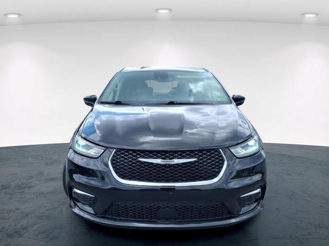 Used 2024 Chrysler Pacifica Touring-L w/ Uconnect Theater Family Group AWD/4WD image 4