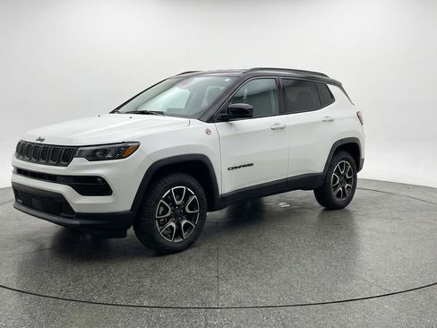 Used 2025 Jeep Compass Trailhawk AWD/4WD image 3