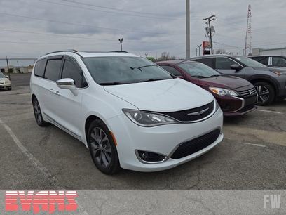 Used 2018 Chrysler Pacifica Limited w/ Tire & Wheel Group