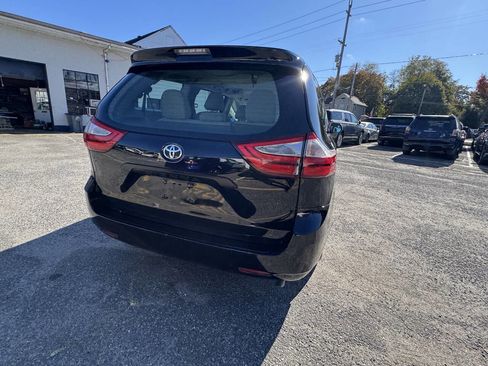 Used 2015 Toyota Sienna L image 9