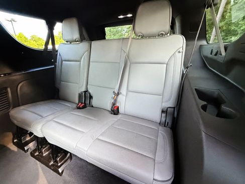 Used 2024 GMC Yukon XL SLT RWD image 9