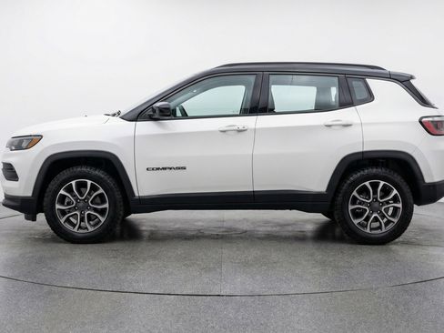 Used 2025 Jeep Compass Trailhawk AWD/4WD image 5