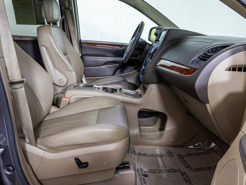 Used 2016 Chrysler Town & Country Touring-L w/ Driver Convenience Group image 48