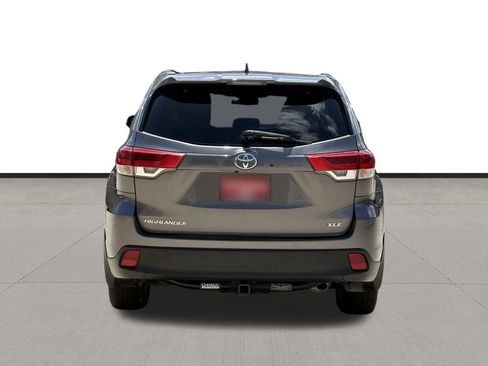Used 2019 Toyota Highlander XLE FWD image 6