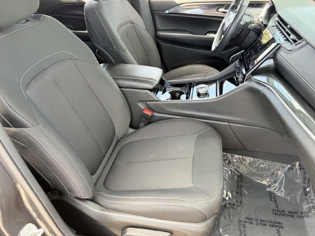 Used 2022 Jeep Grand Cherokee Laredo w/ Luxury Tech Group I AWD/4WD image 11