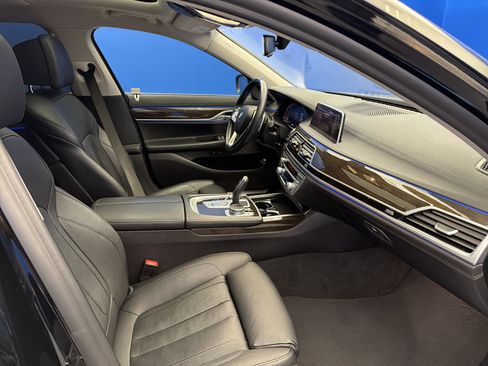 Used 2020 BMW 740i image 25