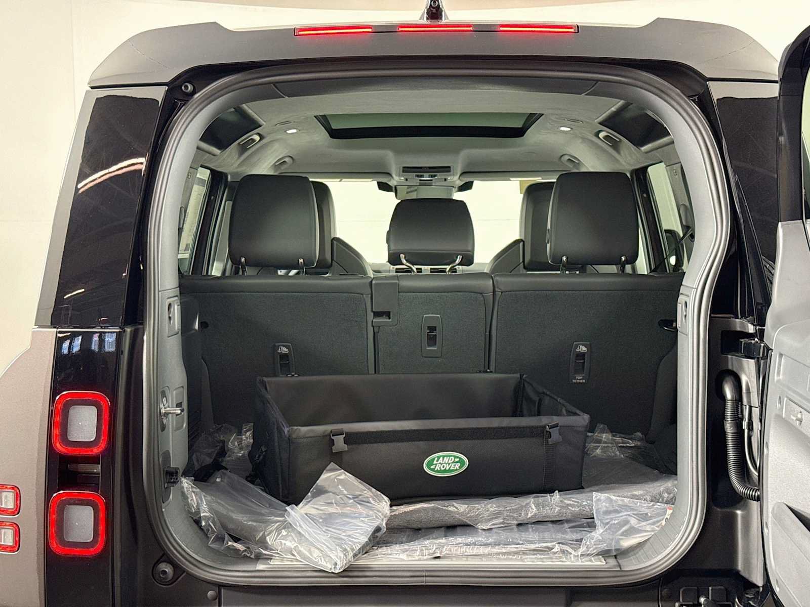 New 2026 Land Rover Defender 110 OCTA AWD/4WD image 25