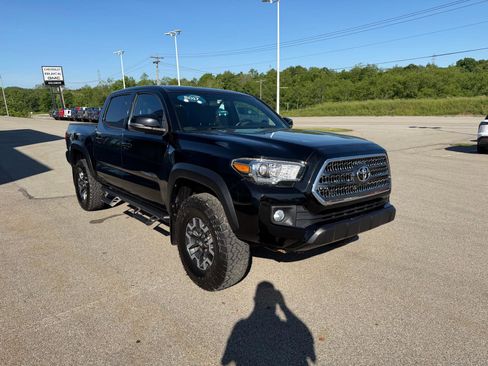 Used 2017 Toyota Tacoma TRD Off-Road w/ Premium & Technology Package AWD/4WD image 8