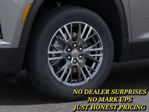 New 2025 Chevrolet Traverse LT w/ Enhanced Driving Package image 9