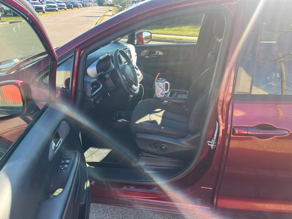 Used 2020 Chrysler Pacifica Touring w/ S Appearance Package FWD image 6