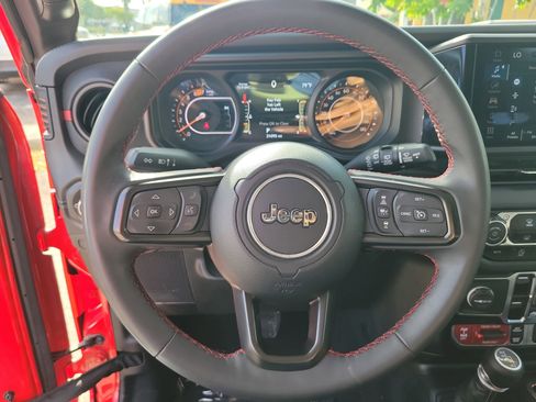 Used 2024 Jeep Wrangler Rubicon image 12