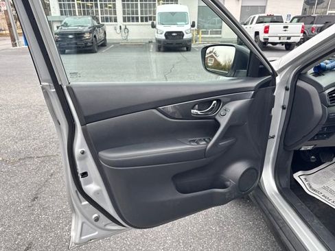 Used 2017 Nissan Rogue SV image 10