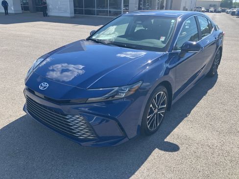 Used 2025 Toyota Camry XLE FWD image 4