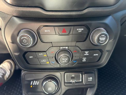 Used 2018 Jeep Renegade Latitude w/ Cold Weather Group AWD/4WD image 22