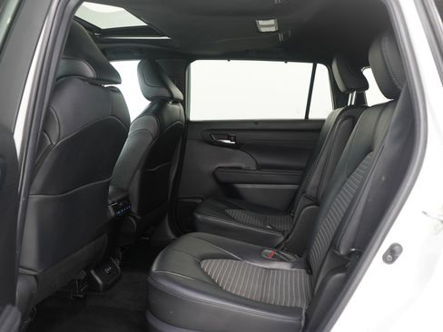 Used 2022 Toyota Highlander XSE image 19