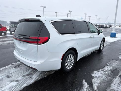 Used 2023 Chrysler Pacifica Touring-L image 5