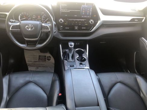 Used 2022 Toyota Highlander Platinum image 10
