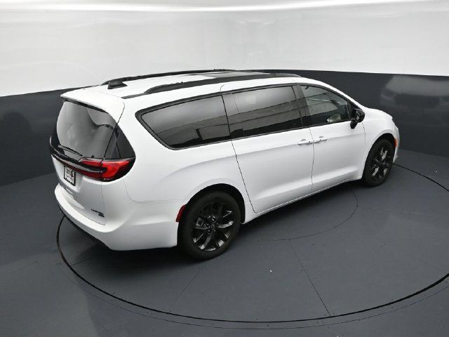 Used 2026 Chrysler Pacifica Limited w/ S Appearance Package AWD/4WD image 18