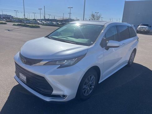 Used 2023 Toyota Sienna XLE image 3