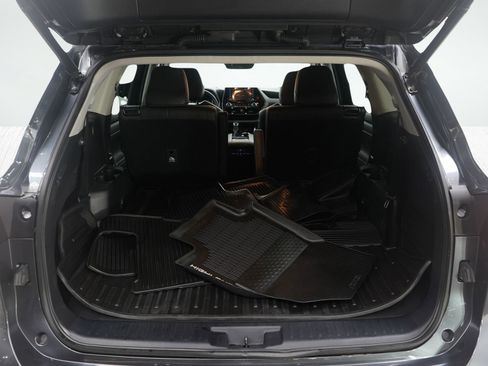 Used 2020 Toyota Highlander XLE image 9