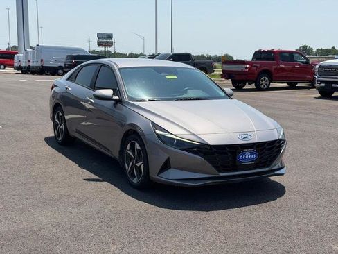 Used 2023 Hyundai Elantra SEL w/ Convenience Package FWD image 3